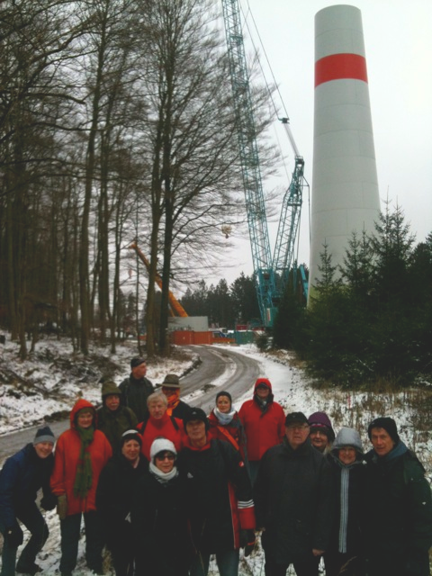 Trotz des eisigen Windes herrschte beste Laune bei allen Wanderfreunden. Winterwanderung zum Windpark Stiftswald: Foto Willi Nitsche